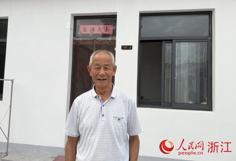 胡根清站在新住所前。人民網(wǎng)記者 方彭依夢攝