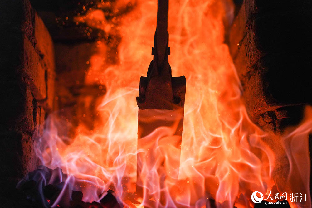 正在進(jìn)行冶煉的龍泉寶劍劍坯。人民網(wǎng) 章勇濤攝