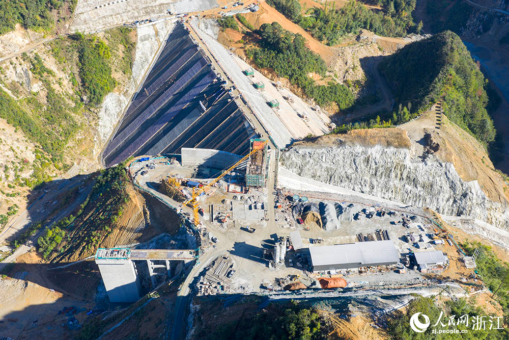 浙江省龍泉市竹垟一級水庫施工現(xiàn)場。人民網(wǎng) 章勇濤攝