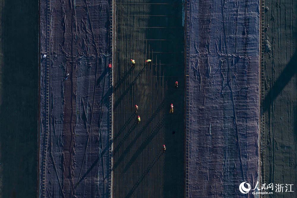 在浙江省龍泉市竹垟一級水庫施工現(xiàn)場，工人正在有條不紊地開展作業(yè)。人民網(wǎng) 章勇濤攝