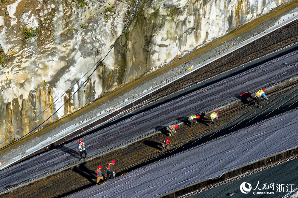 在浙江省龍泉市竹垟一級(jí)水庫(kù)施工現(xiàn)場(chǎng)，工人正在有條不紊地開(kāi)展作業(yè)。人民網(wǎng) 章勇濤攝
