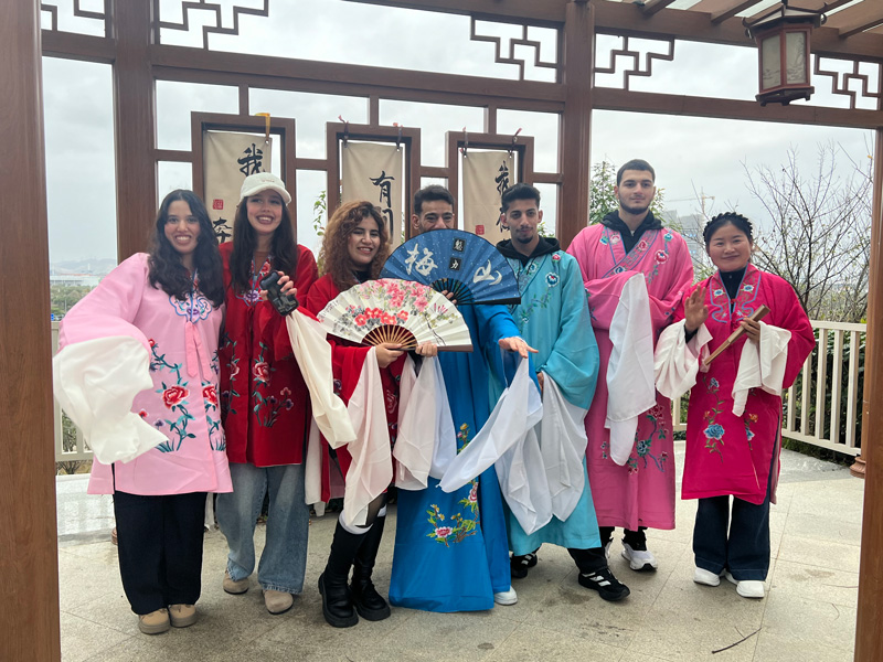 學(xué)唱越劇。梅山街道供圖