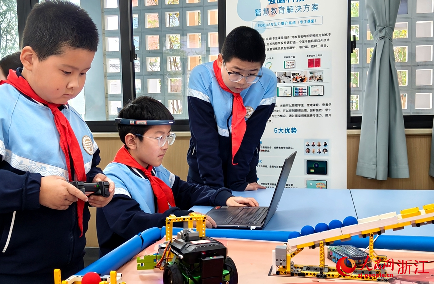 小學(xué)生正在進(jìn)行專注力訓(xùn)練。人民網(wǎng)記者 張麗瑋攝