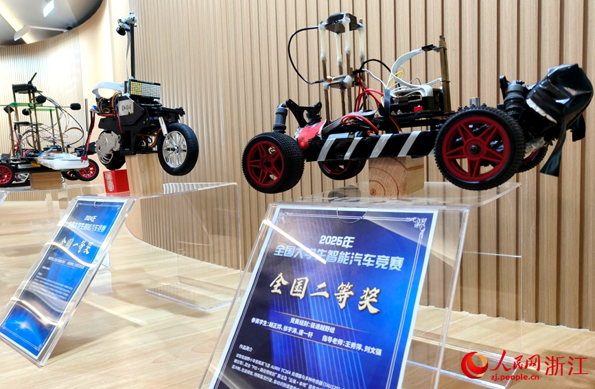 浙江工商大學(xué)學(xué)生在人工智能相關(guān)比賽中屢獲佳績(jī)。人民網(wǎng)記者 張麗瑋攝