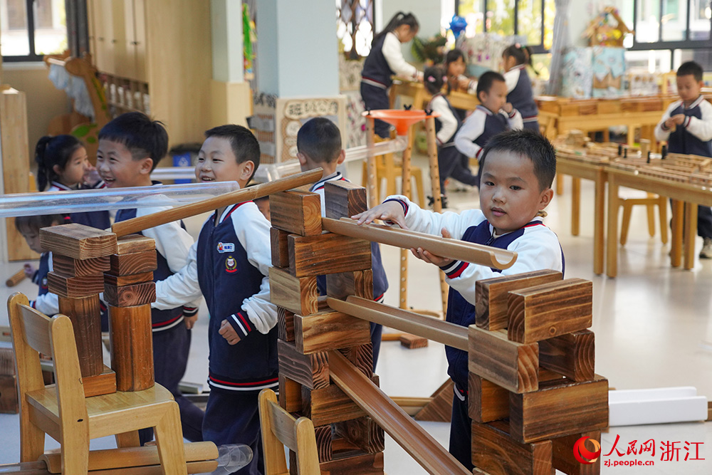 近日，在浙江省麗水市云和縣城東幼兒園內(nèi)，孩子們正專注地?cái)[弄木珠、搭建軌道、拼接卡普樂(lè)積木。人民網(wǎng) 章勇濤攝