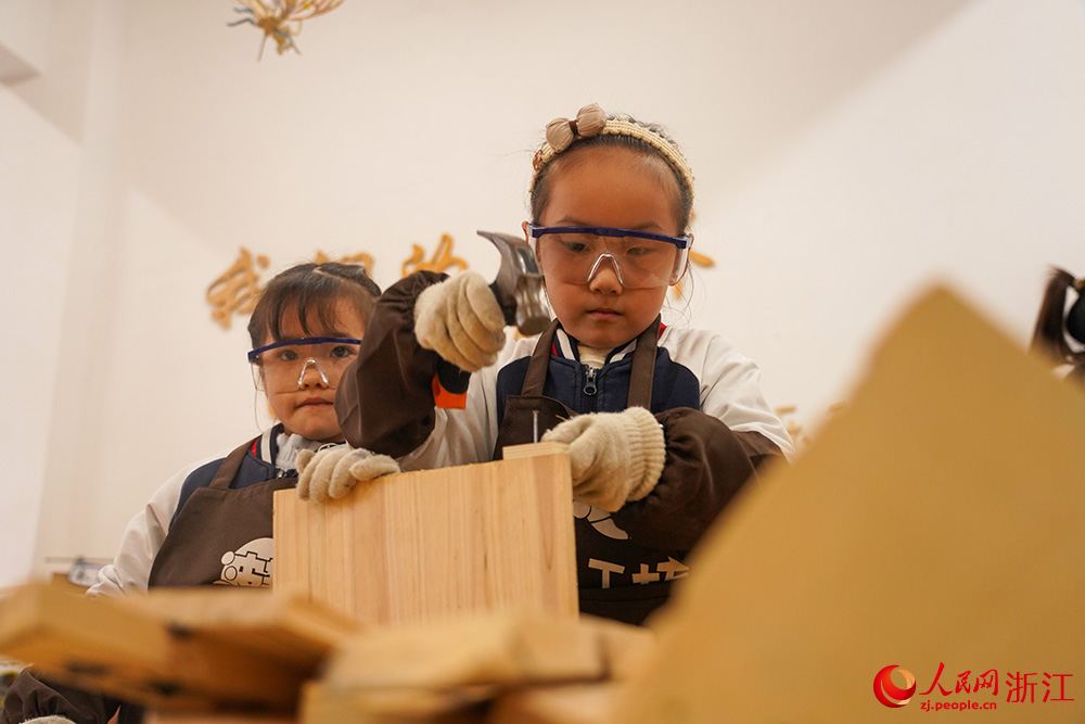 近日，在浙江省麗水市云和縣城東幼兒園內(nèi)，孩子們正專注地?cái)[弄木珠、搭建軌道、拼接卡普樂積木。人民網(wǎng) 章勇濤攝