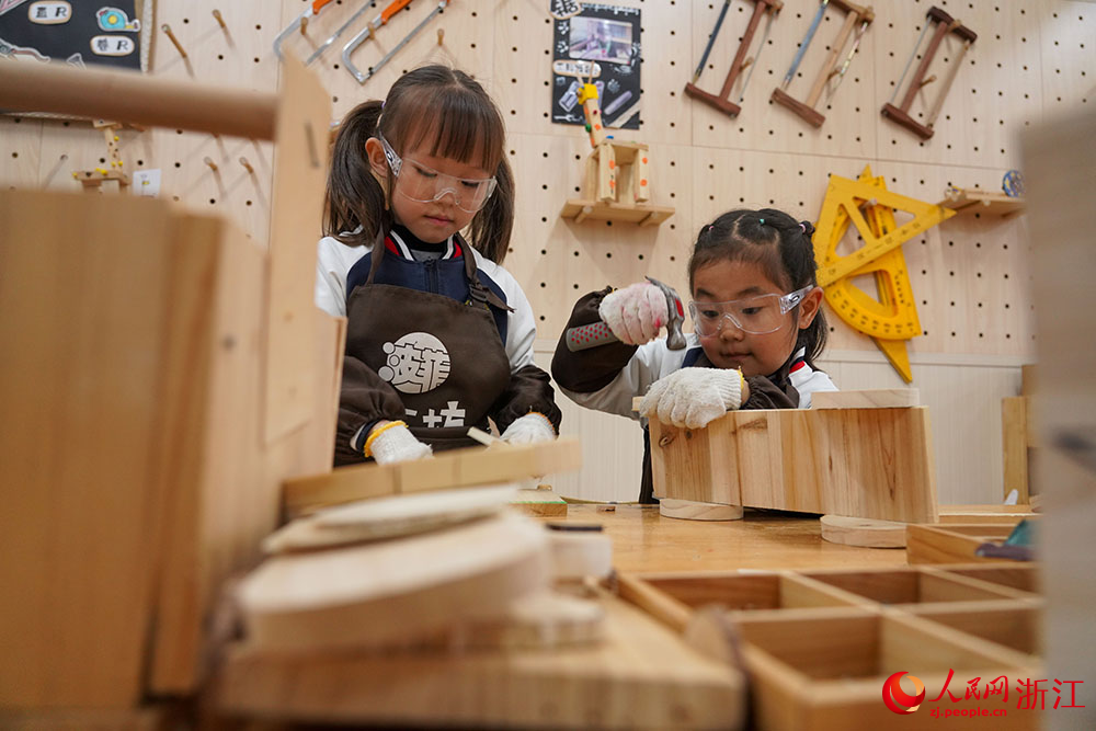 近日，在浙江省麗水市云和縣城東幼兒園內(nèi)，孩子們正專注地擺弄木珠、搭建軌道、拼接卡普樂積木。人民網(wǎng) 章勇濤攝