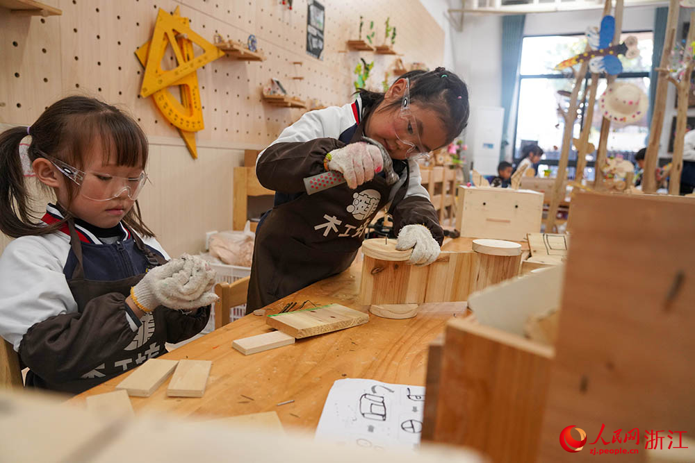 近日，在浙江省麗水市云和縣城東幼兒園內(nèi)，孩子們正專注地?cái)[弄木珠、搭建軌道、拼接卡普樂積木。人民網(wǎng) 章勇濤攝