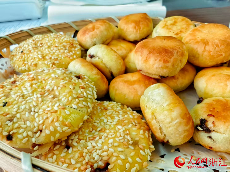 長紅麗嫂嫂機械化生產(chǎn)的縉云燒餅。人民網(wǎng)記者 康夢琦攝