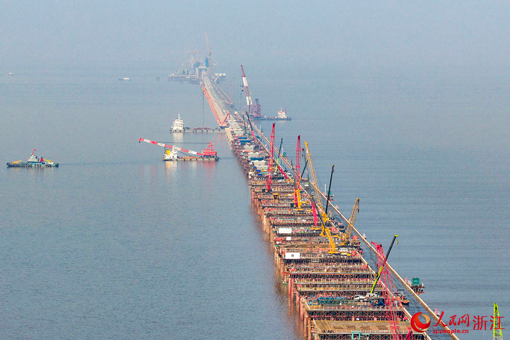 位于浙江省寧波前灣新區(qū)的跨海鐵路大橋建設(shè)現(xiàn)場(chǎng)，中交二航局的建設(shè)者們正在抓緊施工作業(yè)。人民網(wǎng) 章勇濤攝