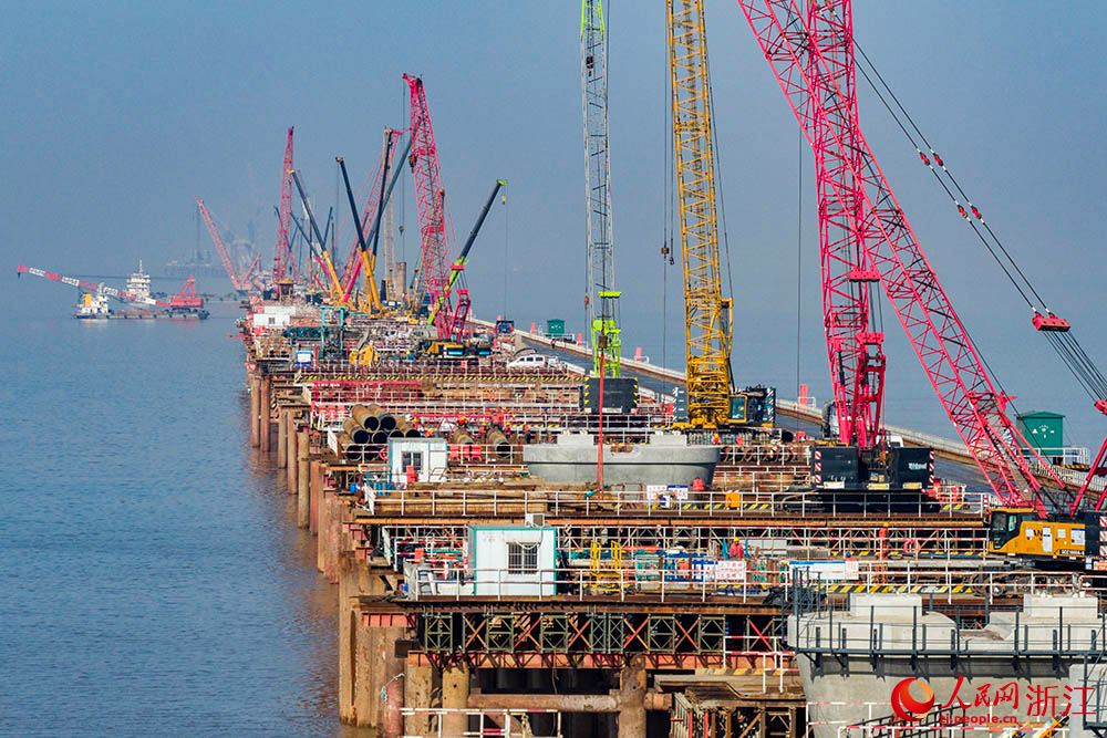 位于浙江省寧波前灣新區(qū)的跨海鐵路大橋建設現(xiàn)場，中交二航局的建設者們正在抓緊施工作業(yè)。人民網 章勇濤攝
