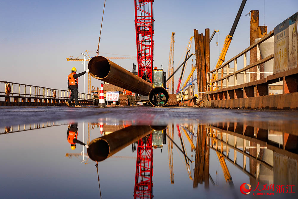 位于浙江省寧波前灣新區(qū)的跨海鐵路大橋建設(shè)現(xiàn)場(chǎng)，中交二航局的建設(shè)者們正在抓緊施工作業(yè)。人民網(wǎng) 章勇濤攝