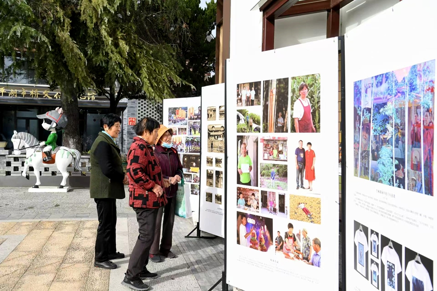 群眾看展。陸偉攝