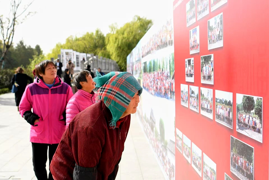 群眾看展。陸偉攝