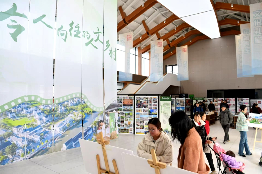 群眾看展。陸偉攝