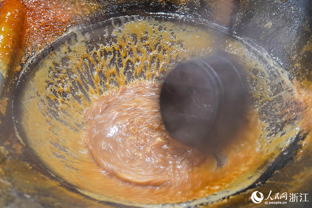 浙江省臺州市黃巖區(qū)一紅糖廠，傳統(tǒng)古法技藝熬制紅糖。人民網(wǎng) 章勇濤攝