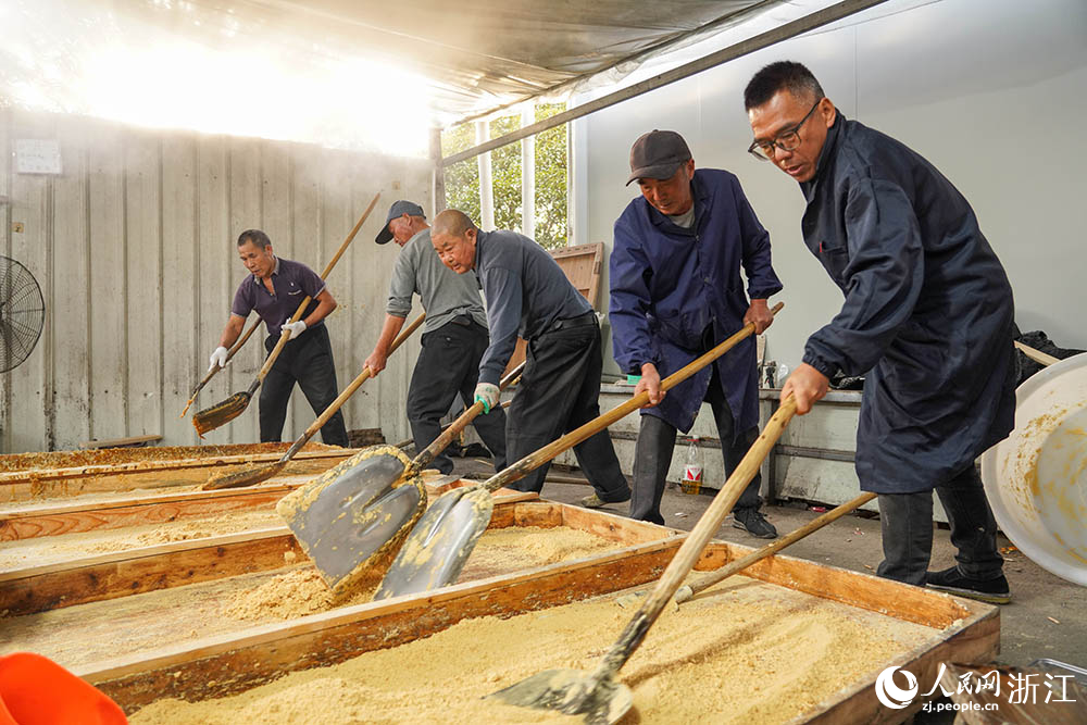 浙江省臺(tái)州市黃巖區(qū)一紅糖廠，榨糖師傅用傳統(tǒng)古法技藝熬制紅糖。人民網(wǎng) 章勇濤攝