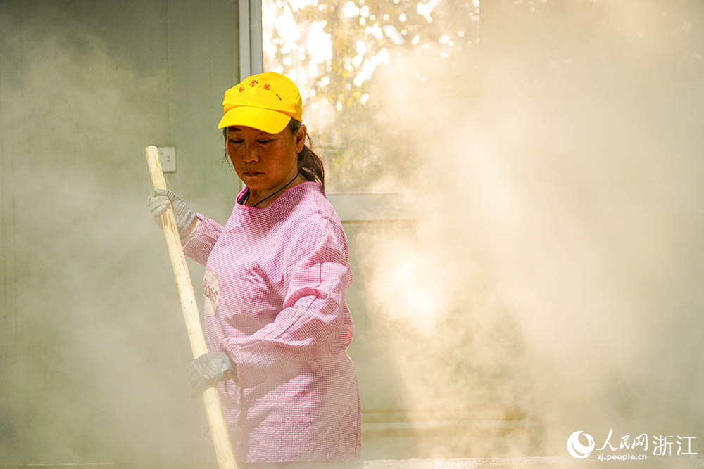 浙江省臺(tái)州市黃巖區(qū)一紅糖廠，榨糖師傅用傳統(tǒng)古法技藝熬制紅糖。人民網(wǎng) 章勇濤攝