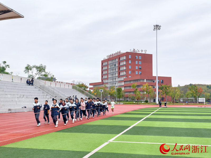 重慶墊江中學(xué)校。人民網(wǎng)記者 康夢琦攝