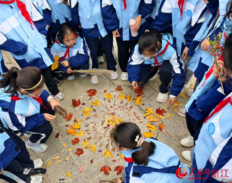 墊江中學(xué)校小學(xué)部開展戶外課程。人民網(wǎng)記者 康夢琦攝