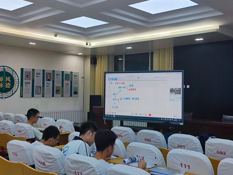 朋輩導(dǎo)師指導(dǎo)趙漢青等同學(xué)學(xué)習(xí)。受訪者供圖