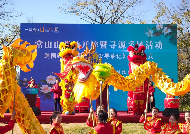 11月28日，跨國紀(jì)錄片《北緯30°尋油記》正式開機(jī)。人民網(wǎng) 劉欣蔚攝