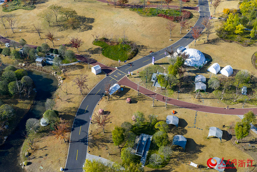 杭州市拱墅區(qū)石橋街道一處安置房旁，公園景色宜人。人民網(wǎng) 章勇濤攝