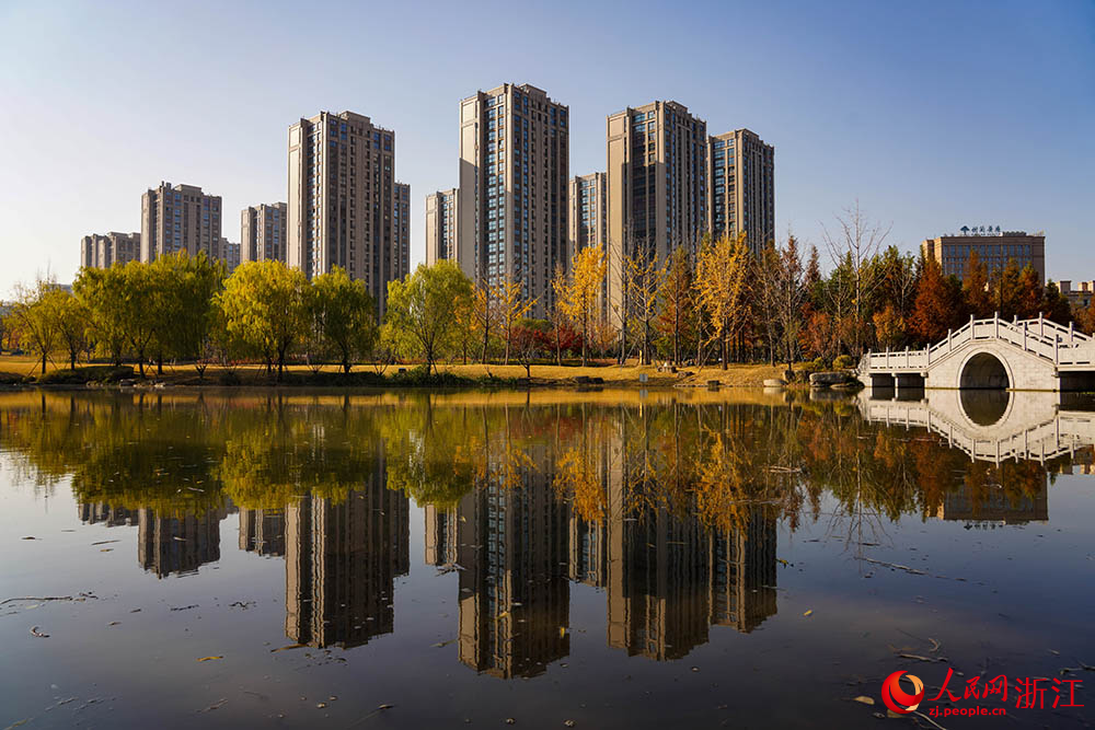 杭州市拱墅區(qū)石橋街道，一處漂亮的安置房與藍天白云、碧水綠植構(gòu)成了一幅生態(tài)宜居的美麗畫卷。人民網(wǎng) 章勇濤攝