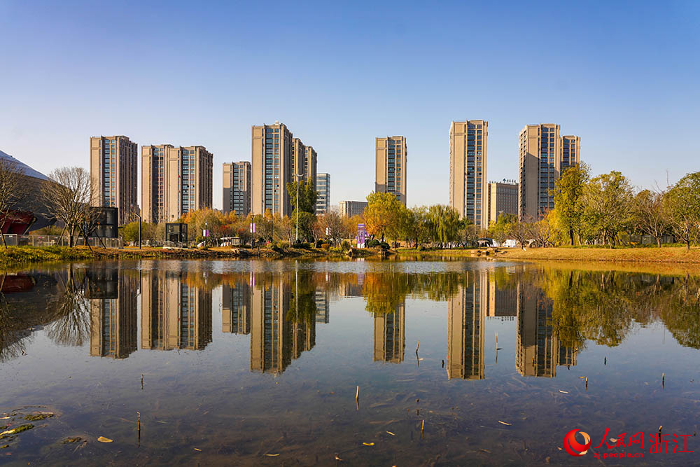 杭州市拱墅區(qū)石橋街道，一處漂亮的安置房與藍(lán)天白云、碧水綠植構(gòu)成了一幅生態(tài)宜居的美麗畫(huà)卷。人民網(wǎng) 章勇濤攝