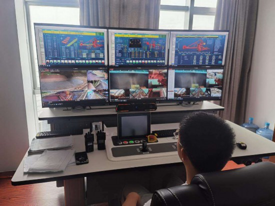 鼠浪湖員工遠(yuǎn)程操作斗機(jī)卸載鐵礦石