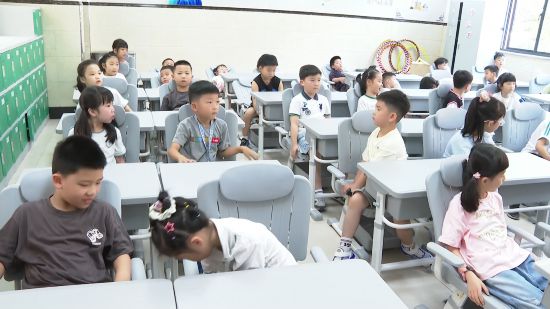 學(xué)生用上可升降課桌椅。瑞安市委宣傳部供圖