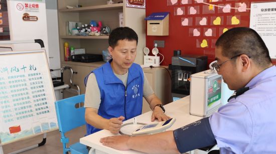 陳岙村衛(wèi)生室的醫(yī)生正在專注地為村民測量血壓。瑞安市委宣傳部供圖