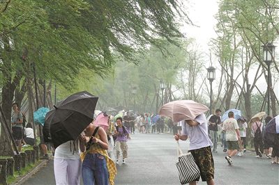 昨天下午2點左右，西湖上空飄來一團烏云，瞬時狂風大作、暴雨傾盆，令白堤上眾多無處藏身的游客措手不及。記者 李忠 攝