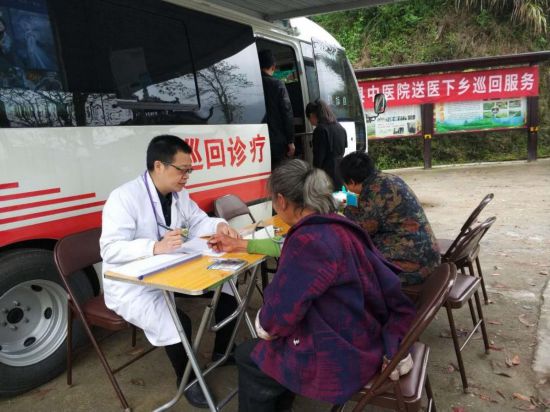 浙江移動運用數(shù)智技術手段，將巡回診療車改造升級成為“移動醫(yī)療站”。浙江移動供圖