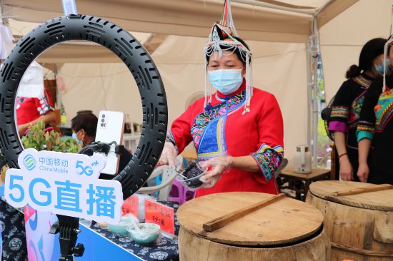 助力當?shù)卮蛟臁耙苿泳W(wǎng)絡+手機直播+農(nóng)副產(chǎn)業(yè)”畬播模式。浙江移動供圖