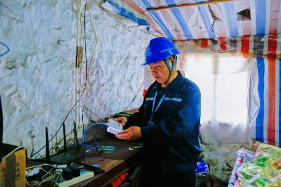 在溫州鹿西島，移動智慧家庭工程師董建勝為島上居民保障移動通信網(wǎng)絡暢通。浙江移動供圖