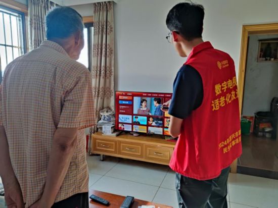 在嘉善，浙江移動推出“暖心遙控器”適老化改造服務。浙江移動供圖