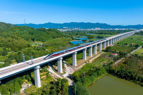列車飛馳在杭溫高鐵上。