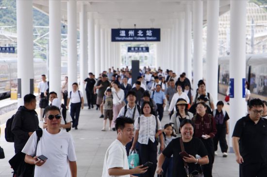 抵達(dá)溫州備戰(zhàn)的乘客。