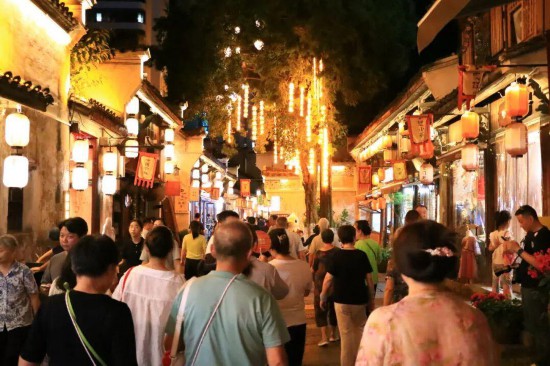 夜晚的北門街人流如織?？鲁菂^(qū)委宣傳部供圖